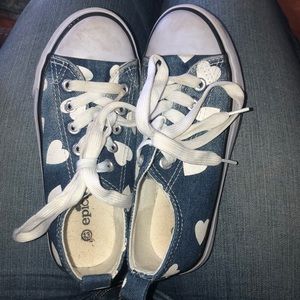 Epicstep girl’s size 13 converse-style shoes.